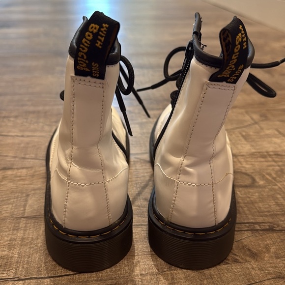 Dr. Marten’s - 1460 WOMEN'S PATENT LEATHER LACE UP BOOTS - White - Size 7 - Picture 6 of 9